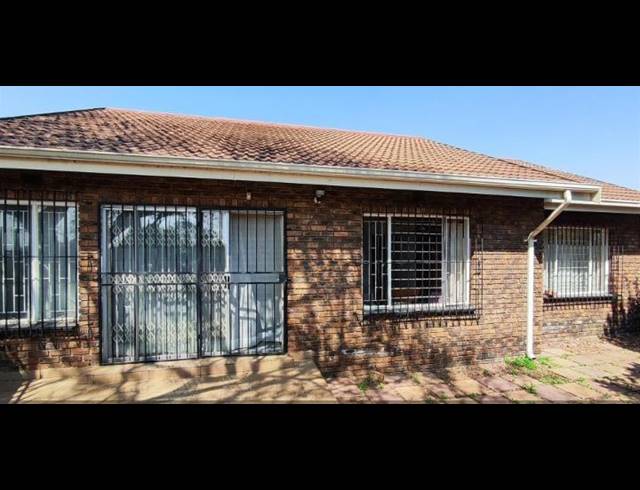 3 BEDROOM TOWNHOUSE FOR SALE IN BIRCHLEIGH NORTH